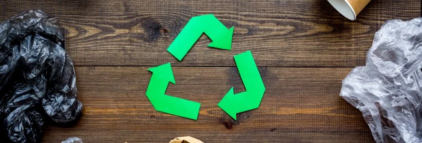Recycling-Symbol und Müll